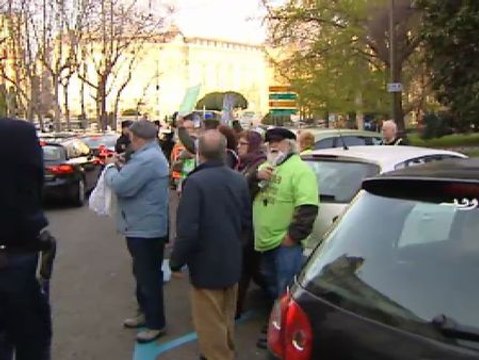 Afectados por las preferentes abuchean al Luis De Guindos