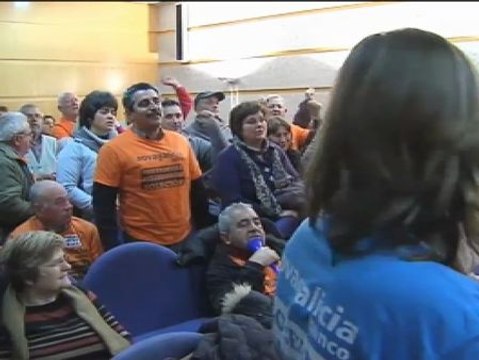 Afectados por las preferentes ocupan el Ayuntamiento hasta las cinco de la mañana