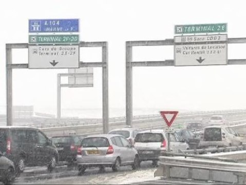 Al menos 500 vuelos cancelados en los aeropuertos de París por el temporal de nieve