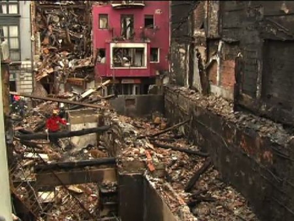 Incertidumbre entre los vecinos desalojados por el incendio de Bermeo