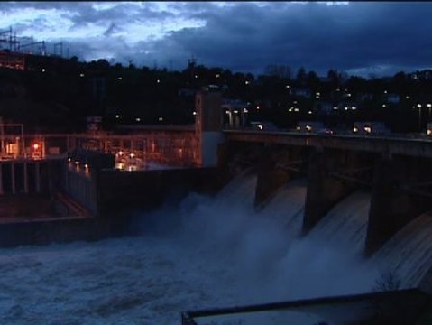 Espectacular desembalse en la presa de Villalcampo (Zamora)