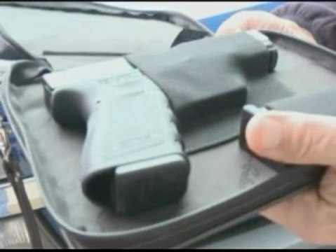 Aplausos tras adoptar el primer tratado internacional sobre comercio de armas