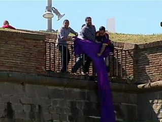 Tensión en el Castillo de Montjuic al desplegar una bandera republicana