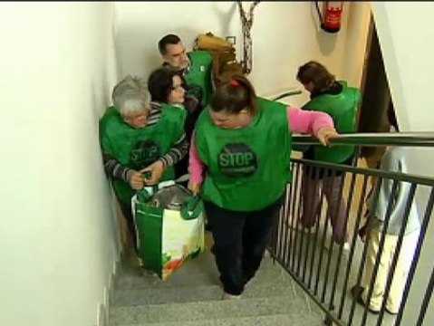 La plataforma de afectados por la hipoteca ocupa un edificio en Salt