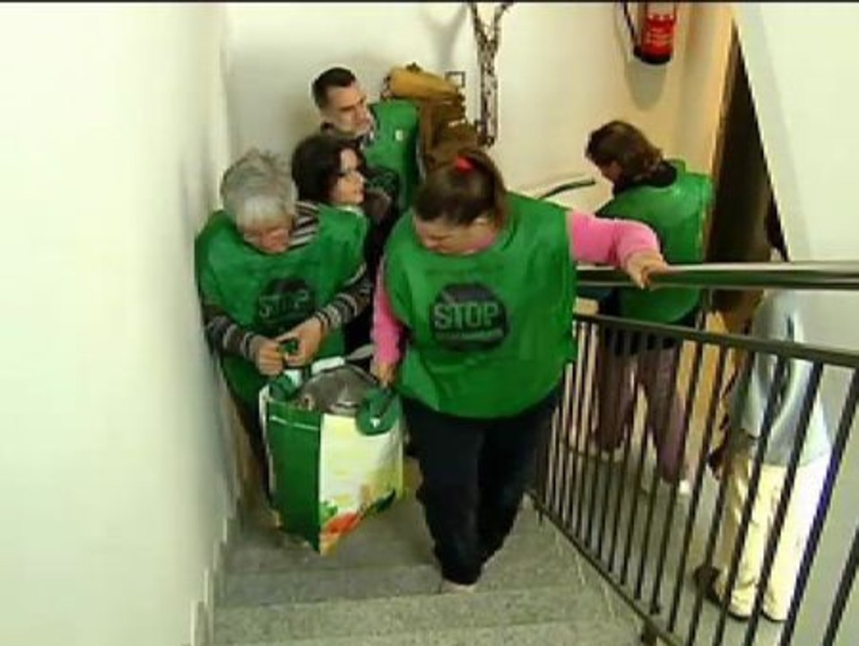 La plataforma de afectados por la hipoteca ocupa un edificio en Salt