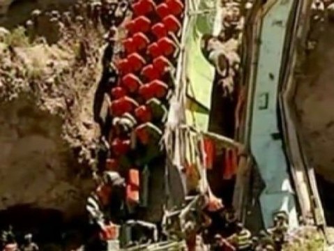 Un autobús cae por un barranco de más de 80 metros