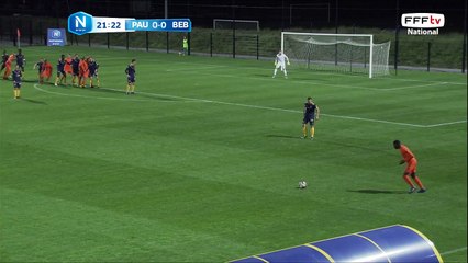 GUENDOUZ sort bien pour dégager le ballon.
