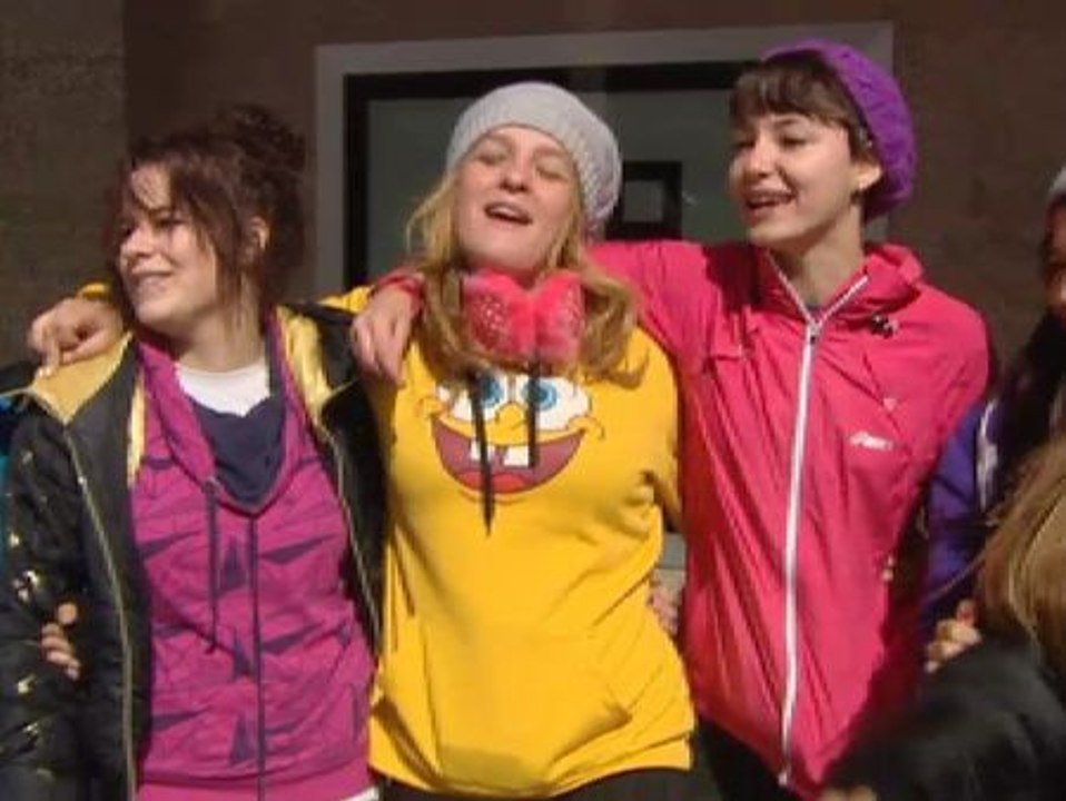 Las believers acampan ante el Palacio de los Deportes