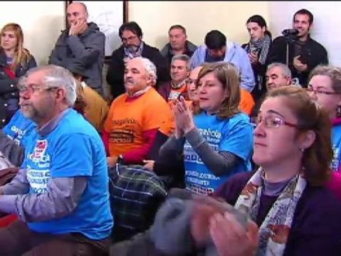 Afectados por las preferentes protestan en ayuntamientos de Galicia