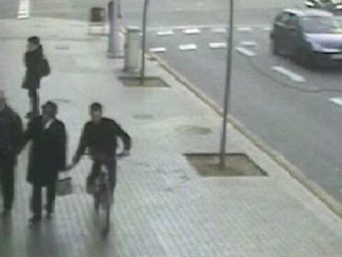 Robaba bolsos y móviles sin bajarse de la bici