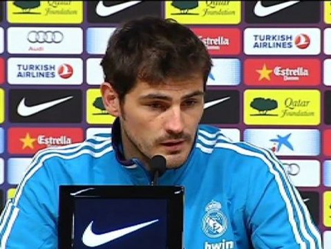 Casillas sustituye a Mourinho en la rueda de prensa