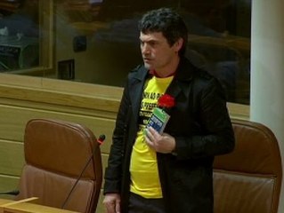 Diputados del BNG se visten con camisetas de preferentistas para pedir que el presidente de la Xunta actúe
