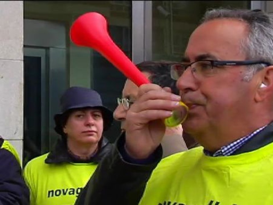 Miles de afectados por las preferentes plantan cara en la calle al plan de "quitas" sobre sus ahorros