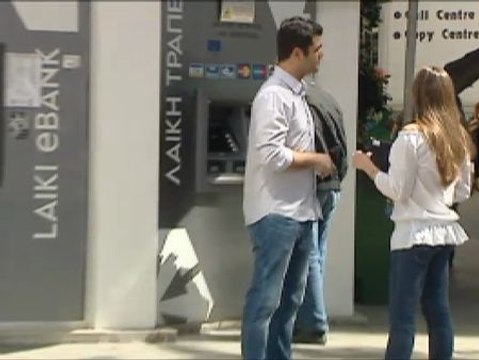 Los chipriotas van a la caza del cajero con dinero