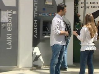 Los chipriotas van a la caza del cajero con dinero