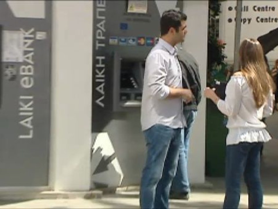 Los chipriotas van a la caza del cajero con dinero