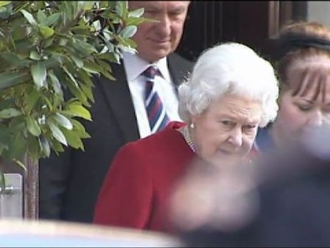 La reina Isabel II abandona el hospital tras permanecer ingresada 24 horas