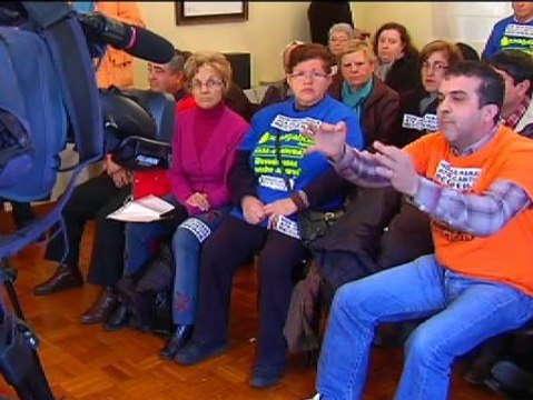 Afectados por las preferentes boicotean el pleno de As Neves