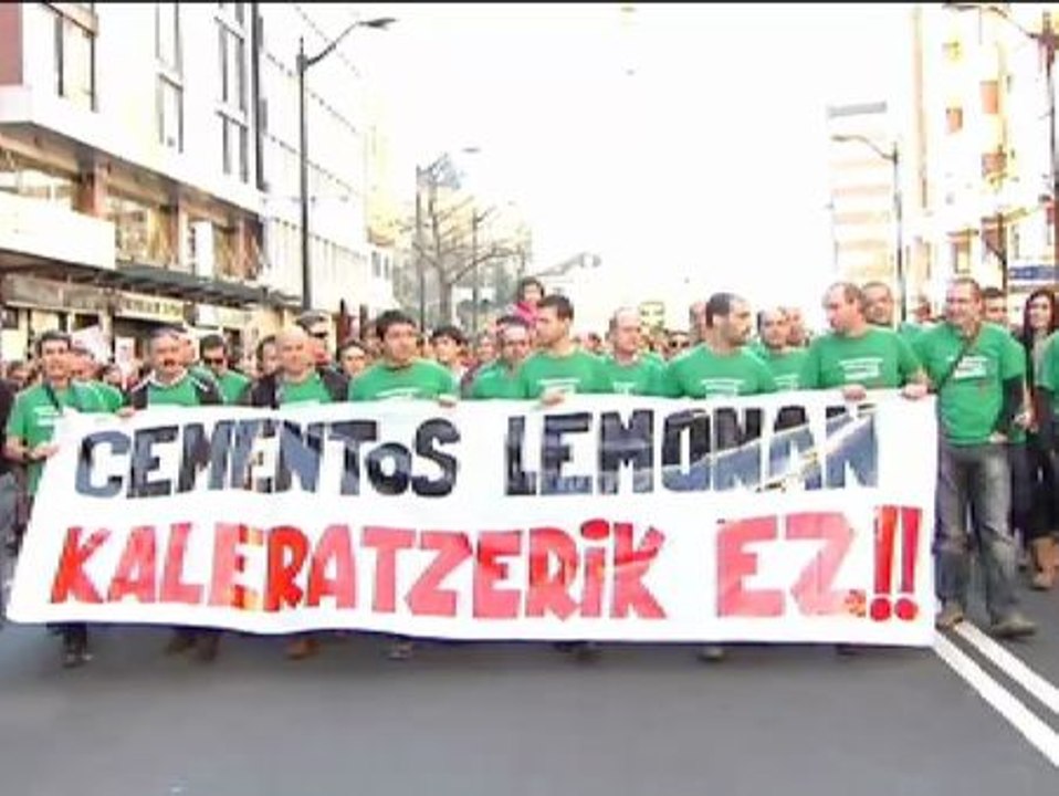 Miles de bilbaínos salen a la calle en defensa del empleo