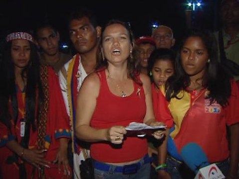 Miles de personas siguen haciendo guardia a las puertas de la capilla ardiente de Hugo Chávez.