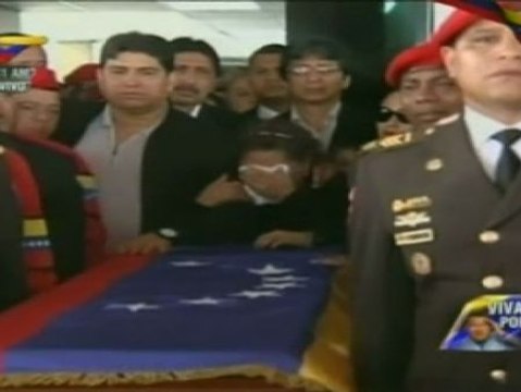 Miles de seguidores y amigos acompañan al féretro de Hugo Chávez
