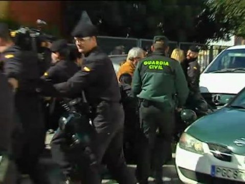 Una madre intenta impedir en el juzgado que se lleven a sus hijos