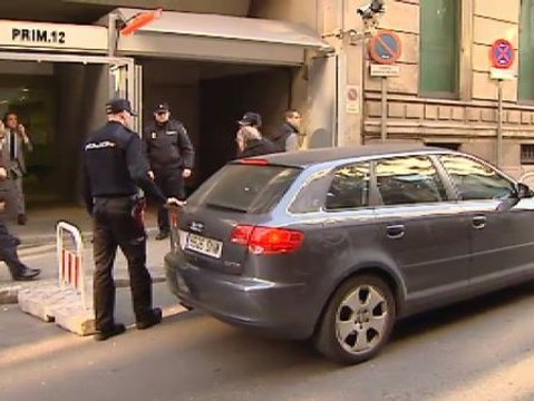 El exgobernador del Banco de España, abucheado a su llegada a la Audiencia Nacional