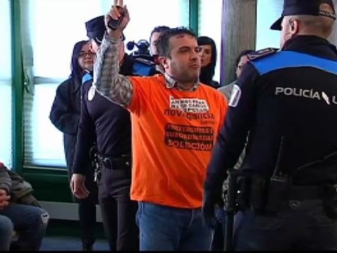 Afectados por las preferentes paralizan el pleno de Nigrán