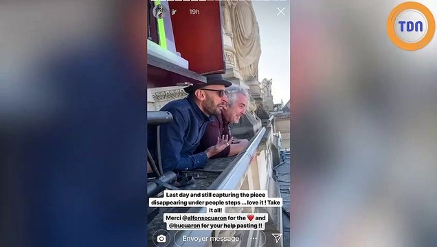 Le collage de JR pour les 30 ans de la pyramide du Louvre arraché par les passants !