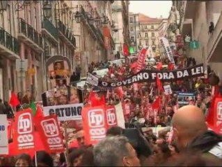 Download Video: Miles de portugueses salen a la calle contra los recortes