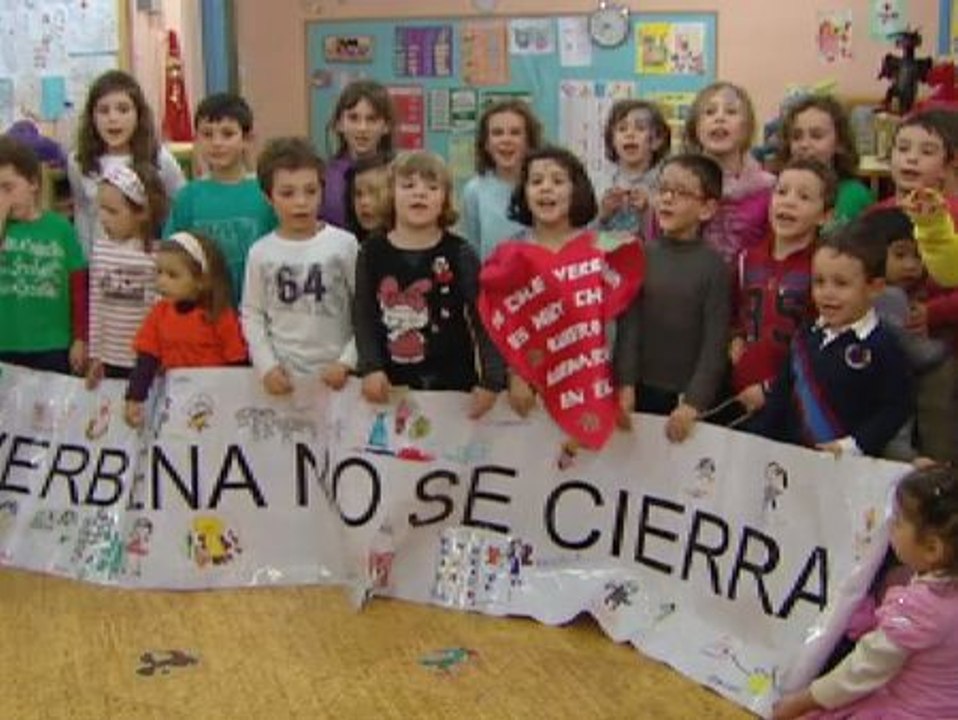 Padres y alumnos en pie de guerra por el cierre de colegios públicos