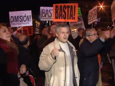 Reparto de sobres en la concentración de protesta ante la sede del PP