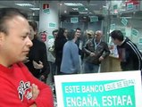Afectados por la hipoteca se encierran en una oficina de Caixa Sabadell