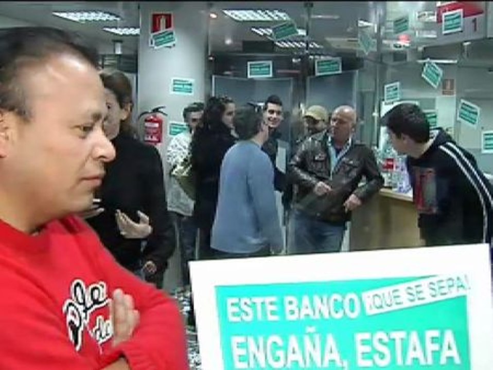 Afectados por la hipoteca se encierran en una oficina de Caixa Sabadell