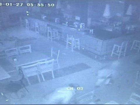 La policía busca a los autores del atraco a un restaurante al que entraron utilizando un explosivo