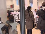 Varios colectivos irrumpen en las oficinas de empleo para dar a conocer la 'Red por la Dignidad'