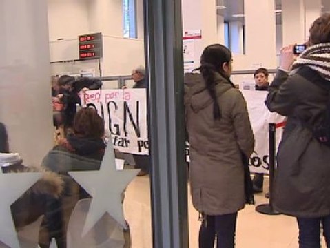 Varios colectivos irrumpen en las oficinas de empleo para dar a conocer la 'Red por la Dignidad'