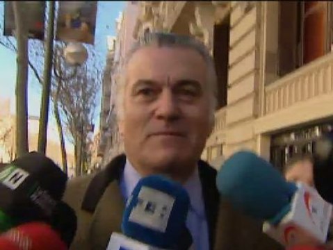 Luis Bárcenas recibido con gritos en la Fiscalía
