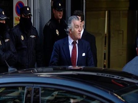 El juez prohíbe a Bárcenas salir de España