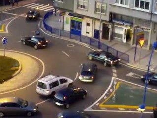 Un policía se pone en medio de una rotonda para enseñar como se conduce