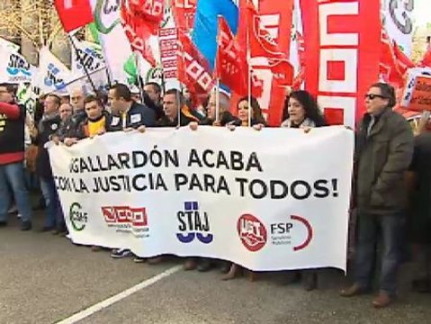 Multitudinaria protesta contra la ley de tasas