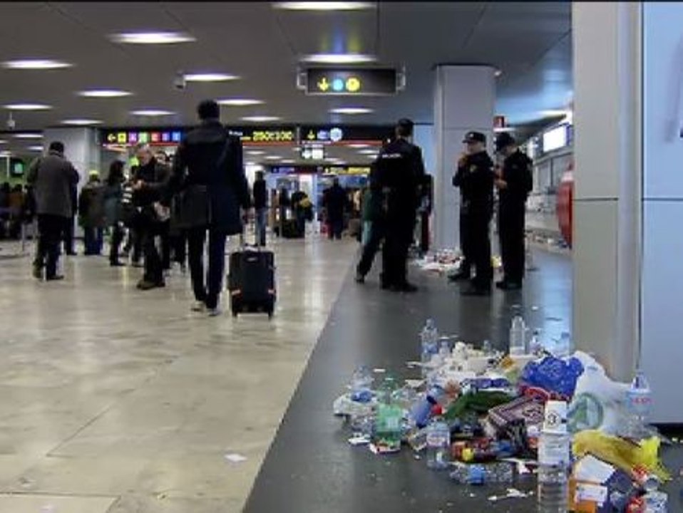 La basura se acumula en el aeropuerto de Barajas por quinto día consecutivo