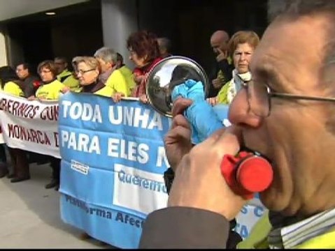 Los afectados por las preferentes de Novagalicia Banco protestan ante su sede