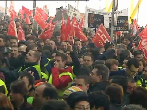 Miles de trabajadores de Iberia invaden la T4 de Barajas