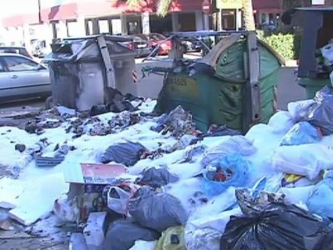 Incendian 25 contenedores de basura en Sevilla