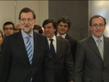 Sonoros aplausos para Rajoy a su llegada a la reunión del Grupo Popular en el Senado