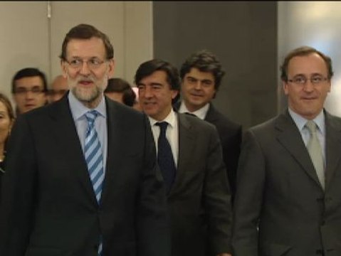 Sonoros aplausos para Rajoy a su llegada a la reunión del Grupo Popular en el Senado