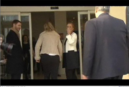 Cristina Cifuentes manda besos a una protesta contra la corrupción del PP