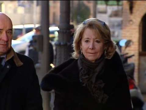 Esperanza Aguirre recibida con gritos de No queremos sobres, queremos nuestras nóminas