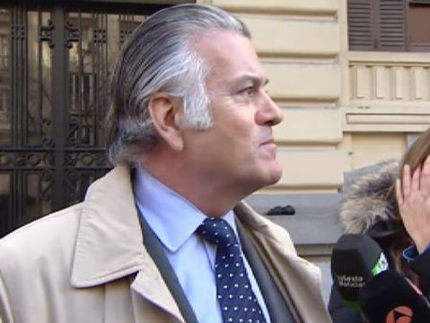 Luis Bárcenas defiende su inocencia a la salida de su casa